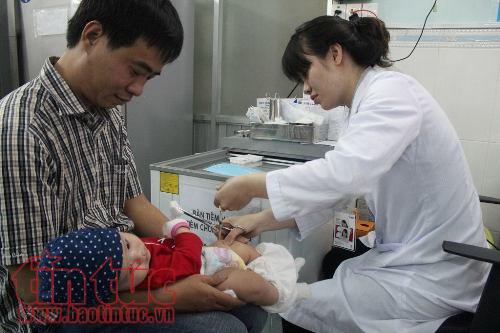 Cách nhận biết và xử trí, điều trị tại nhà khi trẻ bị sốt ảnh 1